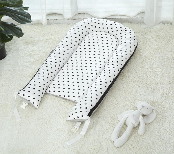 Portable Newborn Baby Sleeping Bed-Black dots - Mini Me Ltd